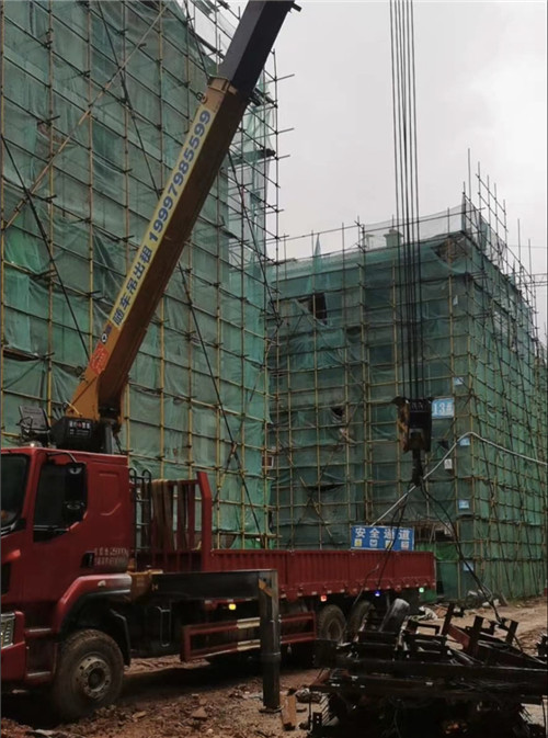 海东市“慢工细活”—— 吊车的 “微动控制” 技术