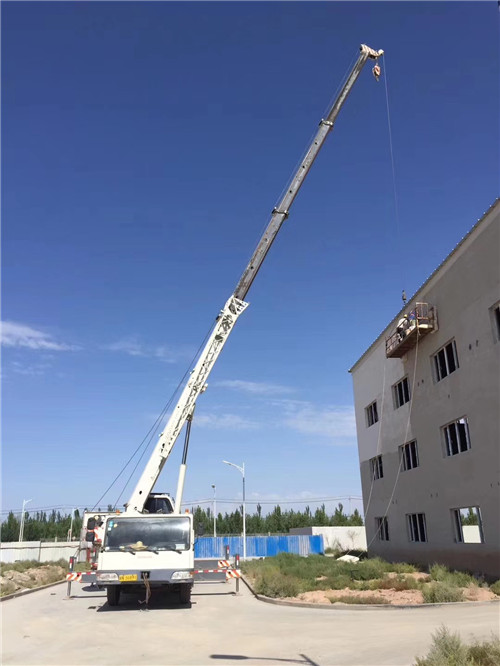 海东市“轻装强干”—— 吊车的 “轻量化臂架” 技术